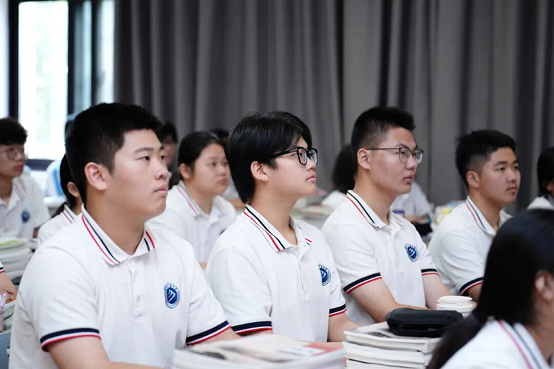 观阅兵盛典，筑强国妄想——0029cc金沙贵宾会高级中学组织全校师生旁观“九三”阅兵典礼